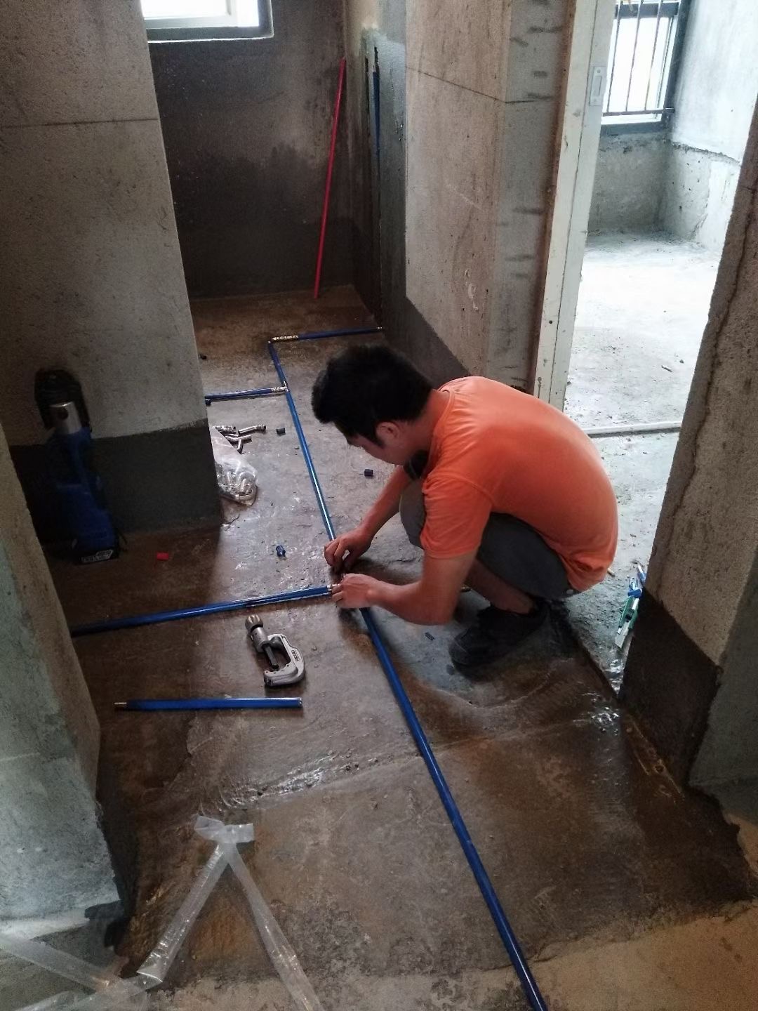 黄瓜下载入口牌覆塑黄瓜视频下载APP最新版热水管安装现场.jpg