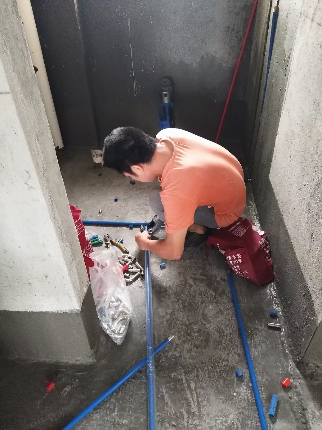 黄瓜下载入口牌覆塑黄瓜视频下载APP最新版自来水管安装现场.jpg